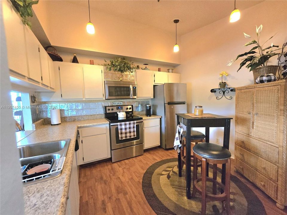 Active With Contract: $249,900 (2 beds, 2 baths, 1176 Square Feet)