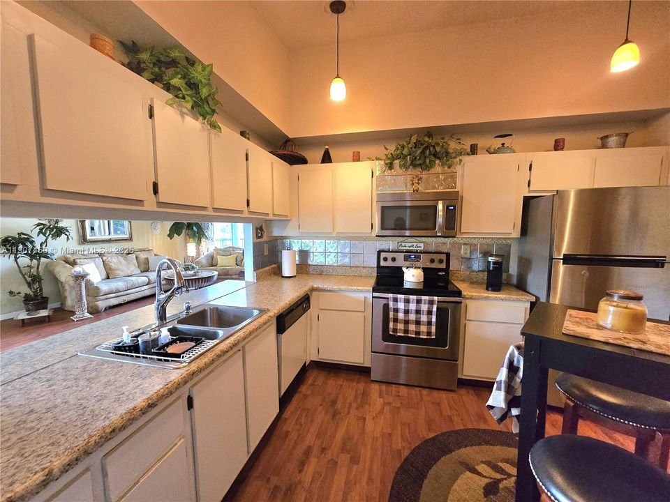 Active With Contract: $249,900 (2 beds, 2 baths, 1176 Square Feet)