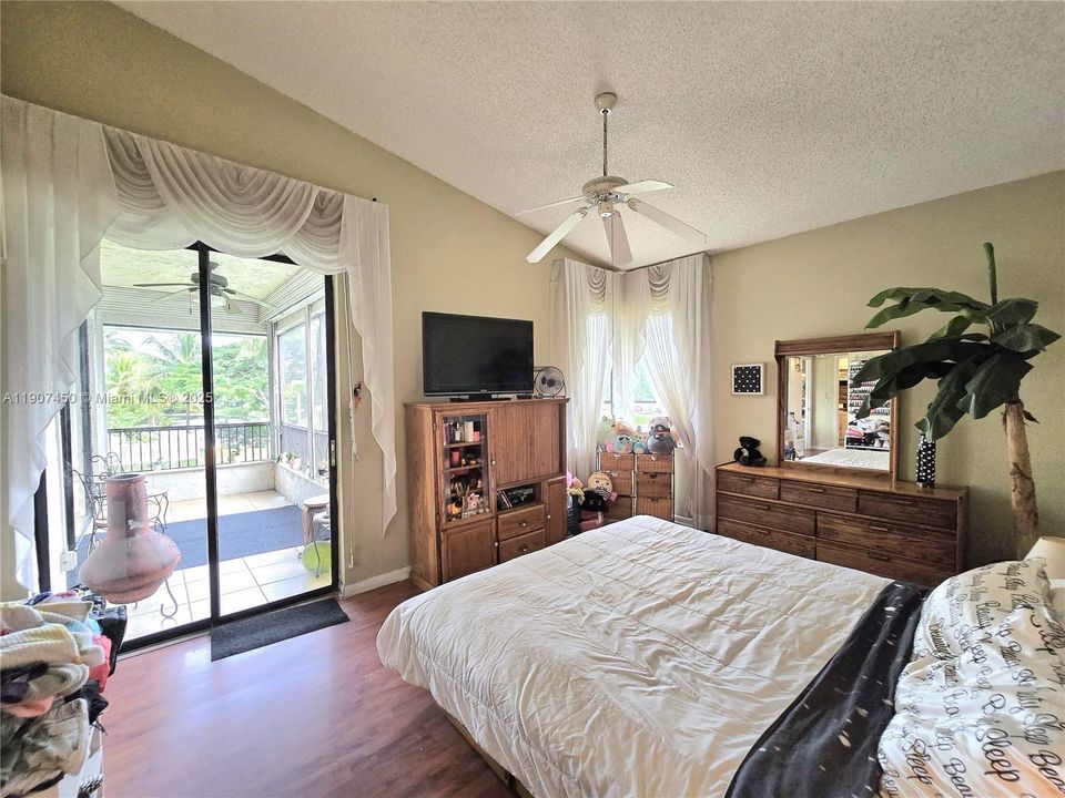 Active With Contract: $249,900 (2 beds, 2 baths, 1176 Square Feet)