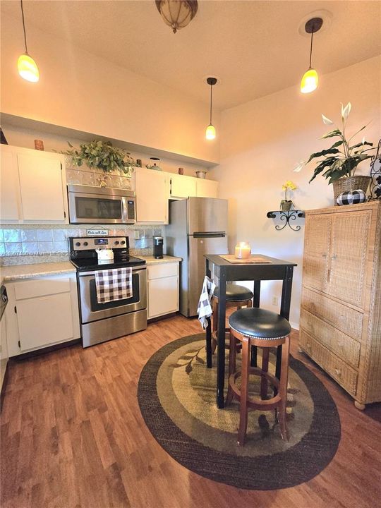 Active With Contract: $249,900 (2 beds, 2 baths, 1176 Square Feet)