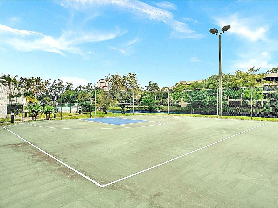 Active With Contract: $249,900 (2 beds, 2 baths, 1176 Square Feet)