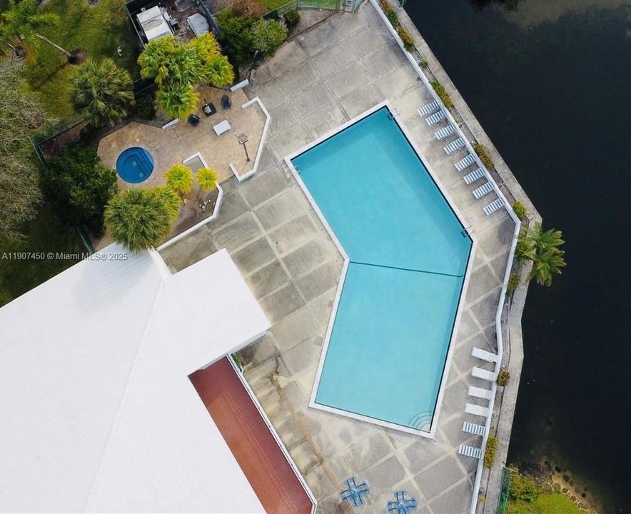 Active With Contract: $249,900 (2 beds, 2 baths, 1176 Square Feet)