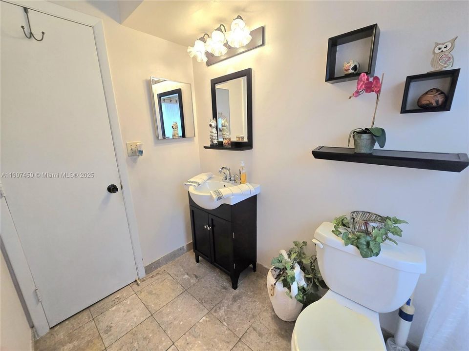 Active With Contract: $249,900 (2 beds, 2 baths, 1176 Square Feet)