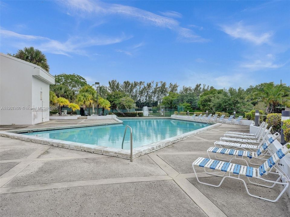 Active With Contract: $249,900 (2 beds, 2 baths, 1176 Square Feet)