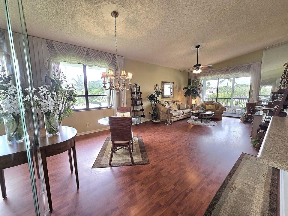 Active With Contract: $249,900 (2 beds, 2 baths, 1176 Square Feet)