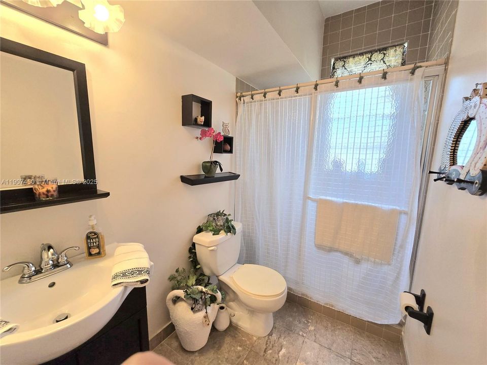 Active With Contract: $249,900 (2 beds, 2 baths, 1176 Square Feet)