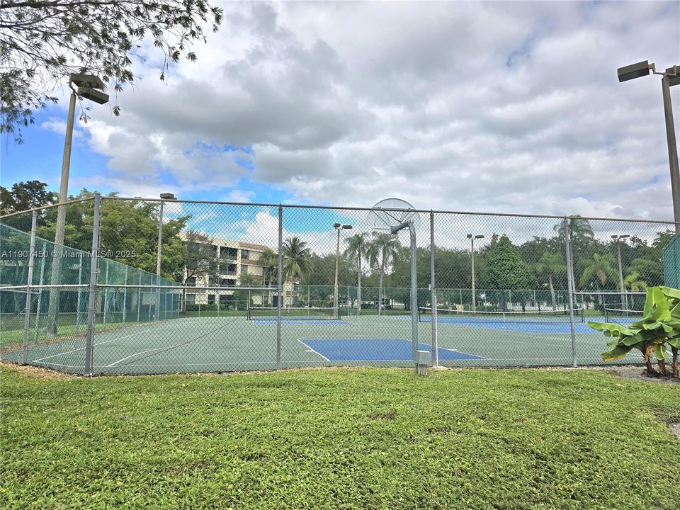 Active With Contract: $249,900 (2 beds, 2 baths, 1176 Square Feet)