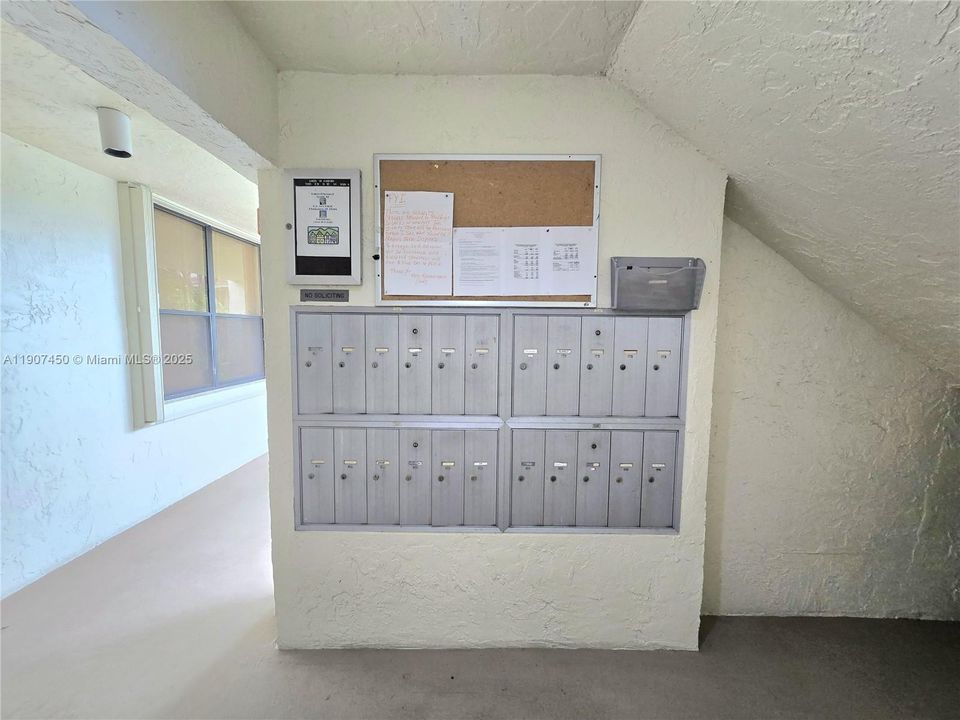 Active With Contract: $249,900 (2 beds, 2 baths, 1176 Square Feet)