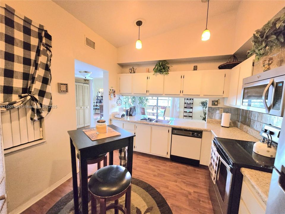 Active With Contract: $249,900 (2 beds, 2 baths, 1176 Square Feet)