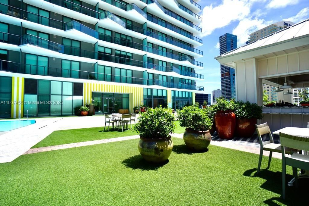 Recently Rented: $5,500 (3 beds, 2 baths, 1281 Square Feet)