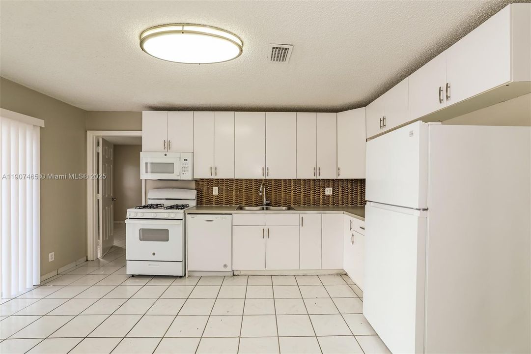 Recently Rented: $2,585 (4 beds, 2 baths, 1407 Square Feet)