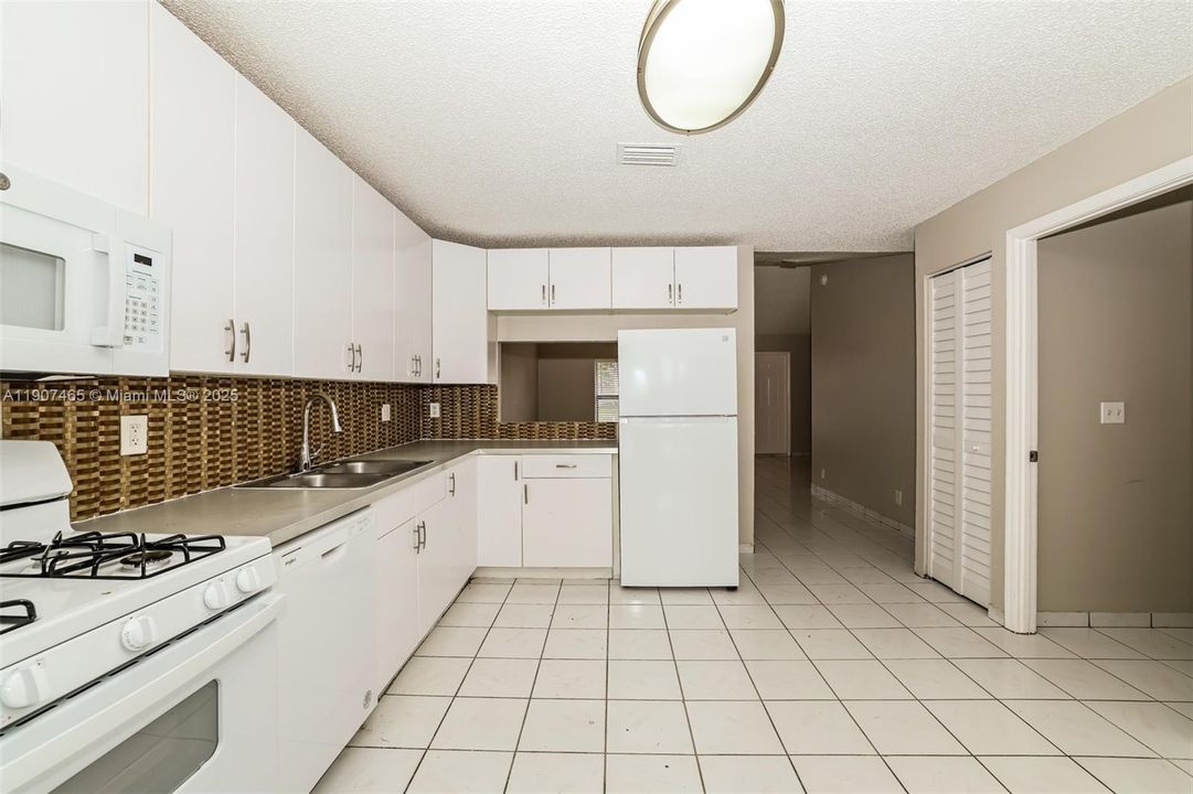 Recently Rented: $2,585 (4 beds, 2 baths, 1407 Square Feet)