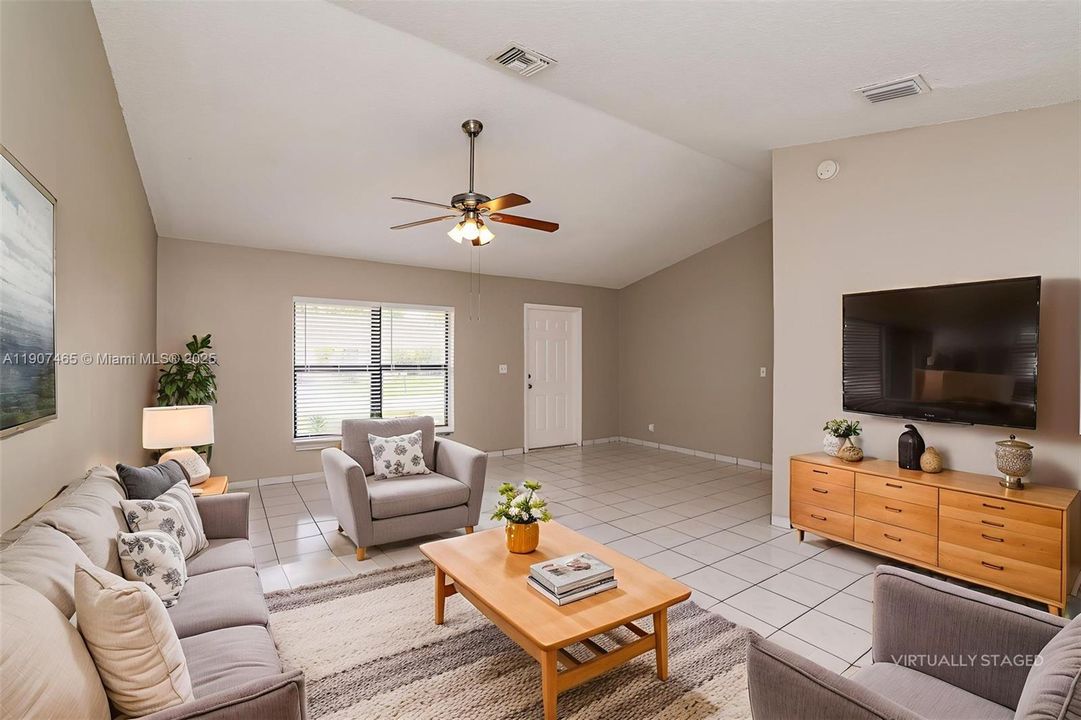 Recently Rented: $2,585 (4 beds, 2 baths, 1407 Square Feet)