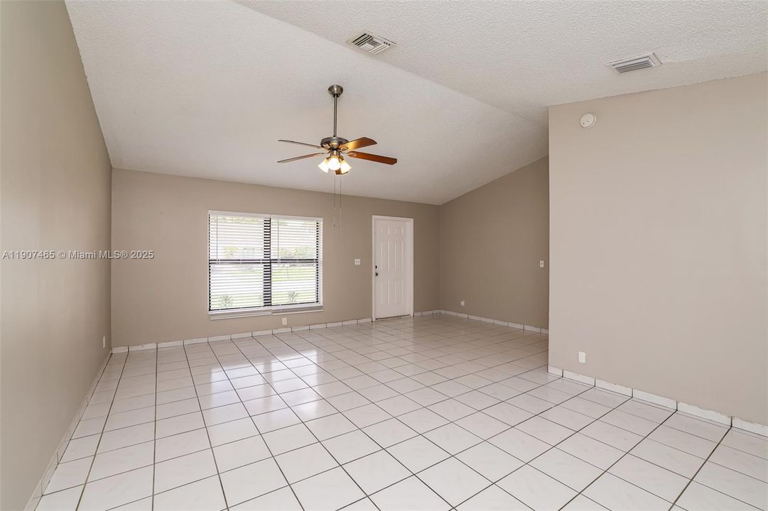 Recently Rented: $2,585 (4 beds, 2 baths, 1407 Square Feet)