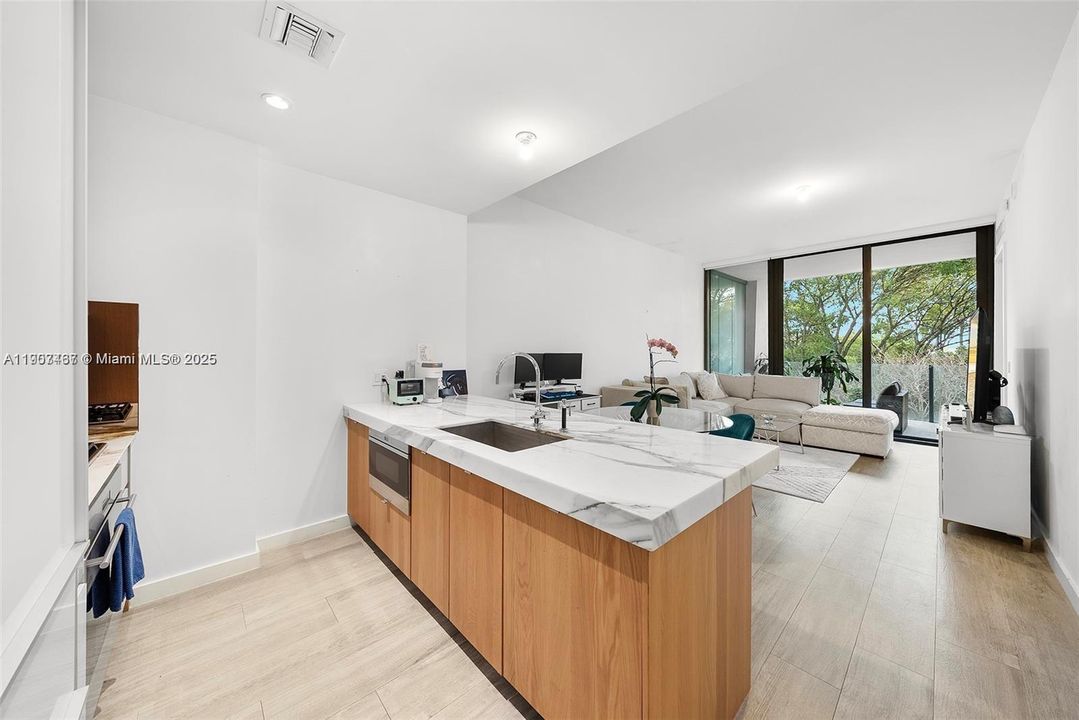 合同活跃: $6,500 (1 贝兹, 1 浴室, 689 平方英尺)