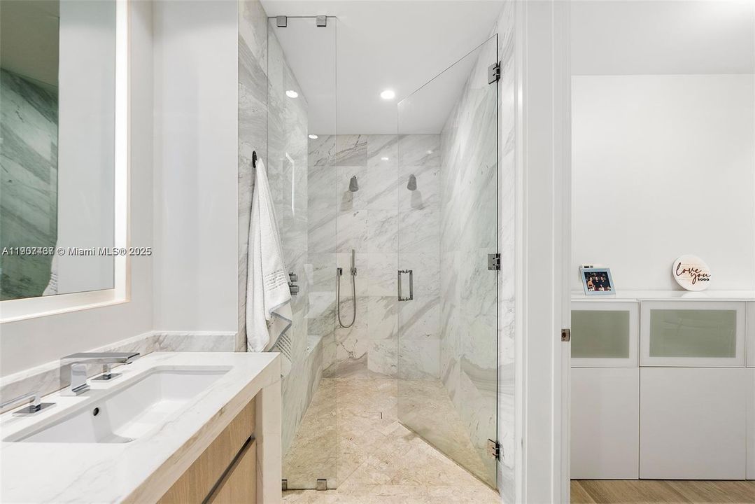 合同活跃: $6,500 (1 贝兹, 1 浴室, 689 平方英尺)