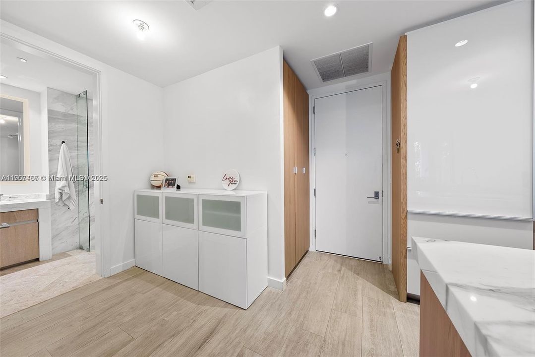 合同活跃: $6,500 (1 贝兹, 1 浴室, 689 平方英尺)