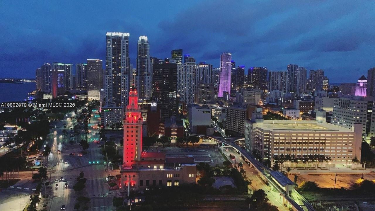 Под контрактом: $3,200 (1 спален, 1 ванн, 833 Квадратных фут)