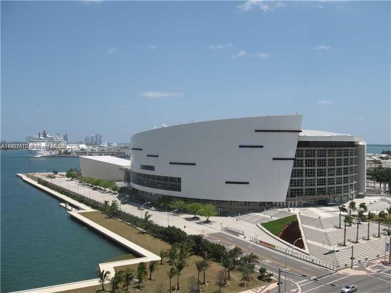 Под контрактом: $3,200 (1 спален, 1 ванн, 833 Квадратных фут)