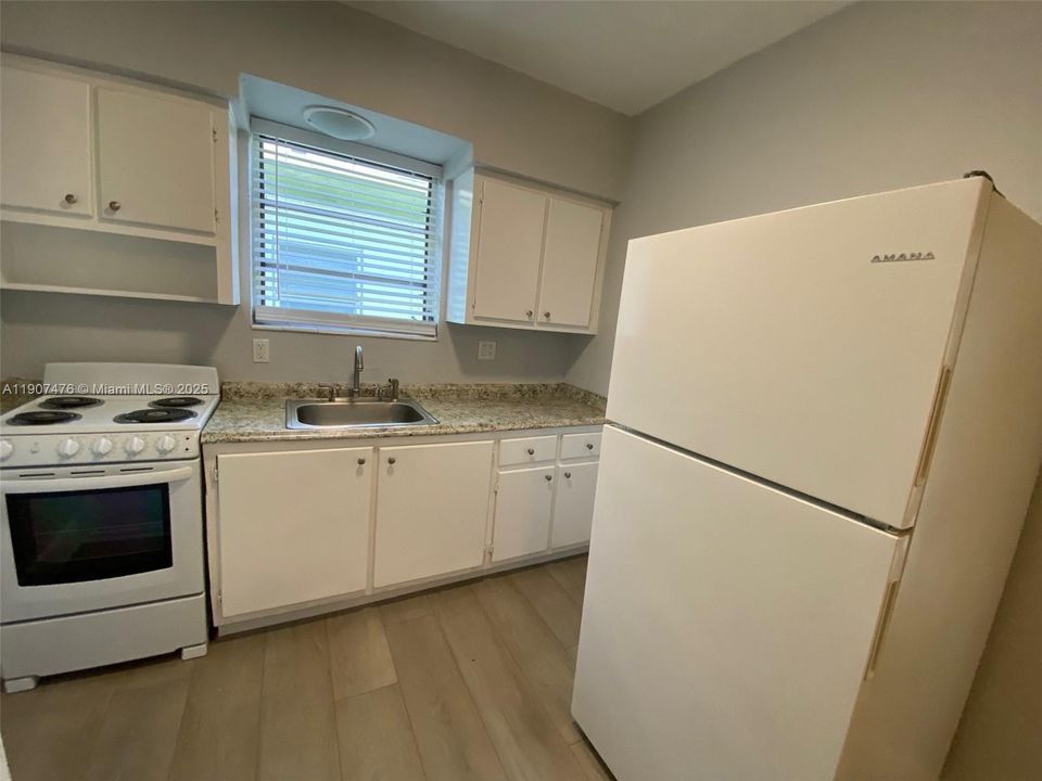 Active With Contract: $1,650 (0 beds, 1 baths, 420 Square Feet)
