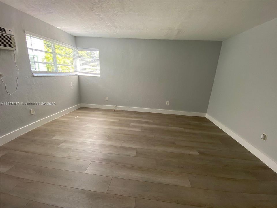 Active With Contract: $1,650 (0 beds, 1 baths, 420 Square Feet)