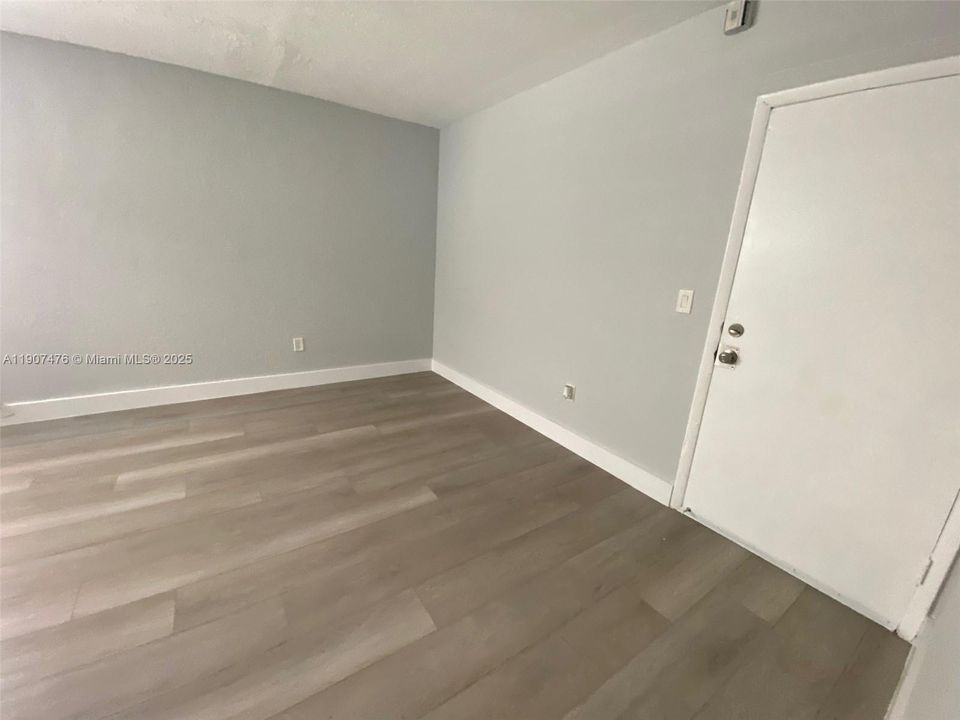 Active With Contract: $1,650 (0 beds, 1 baths, 420 Square Feet)