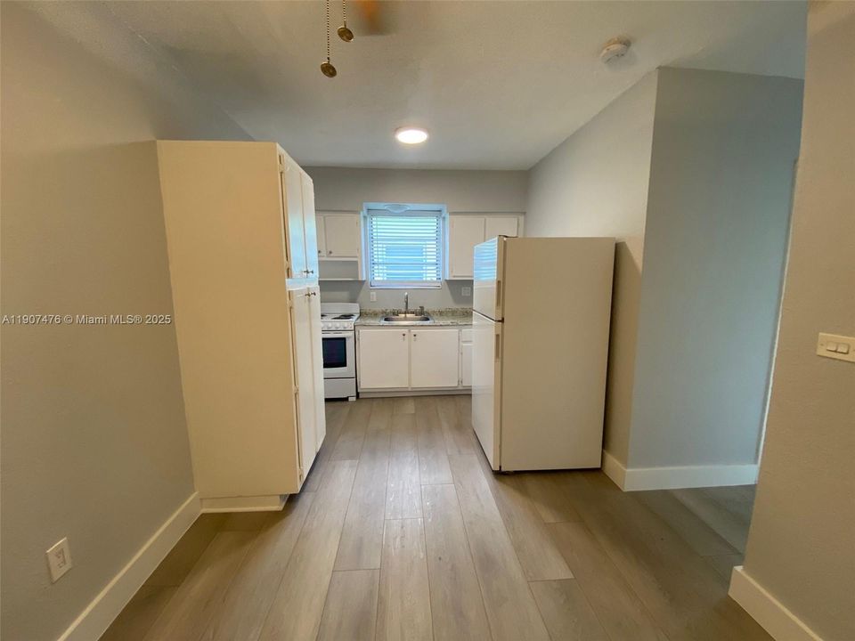 Active With Contract: $1,650 (0 beds, 1 baths, 420 Square Feet)