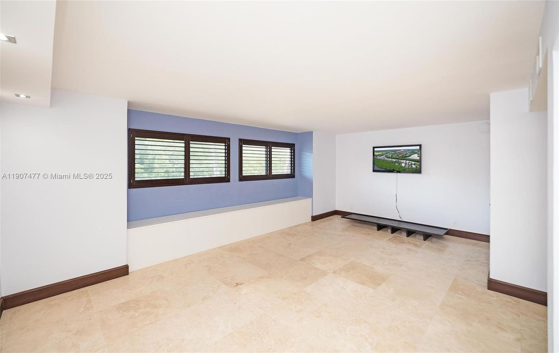 For Sale: $1,995,000 (4 beds, 4 baths, 3865 Square Feet)