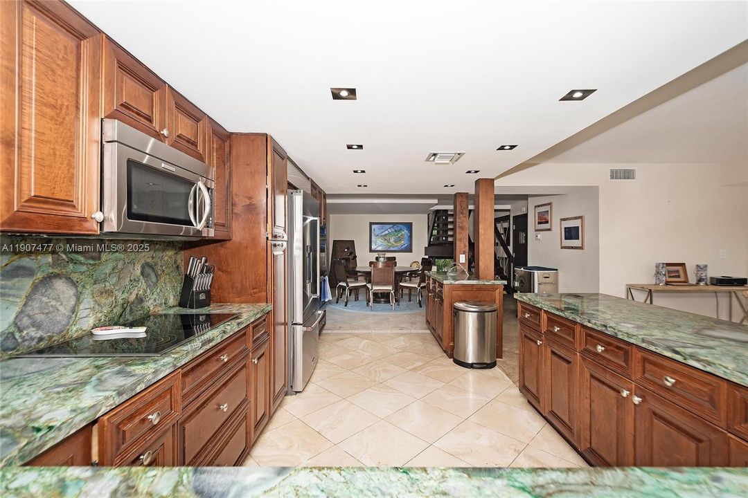 For Sale: $1,995,000 (4 beds, 4 baths, 3865 Square Feet)