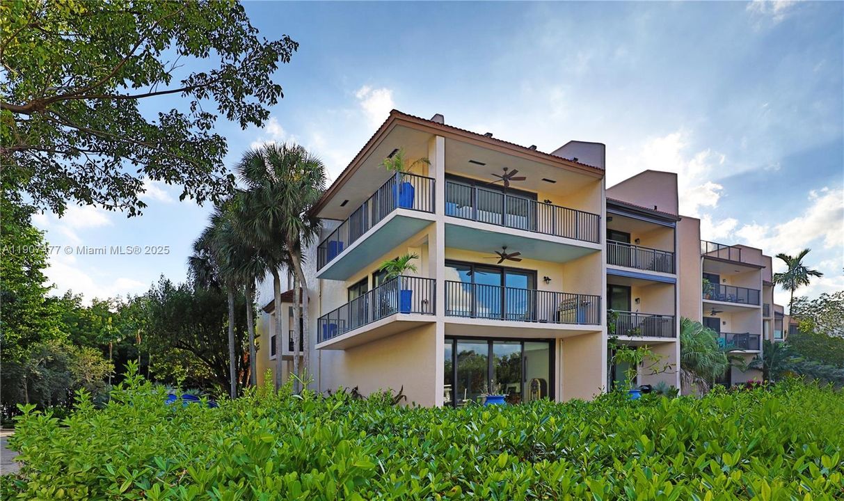 For Sale: $1,995,000 (4 beds, 4 baths, 3865 Square Feet)