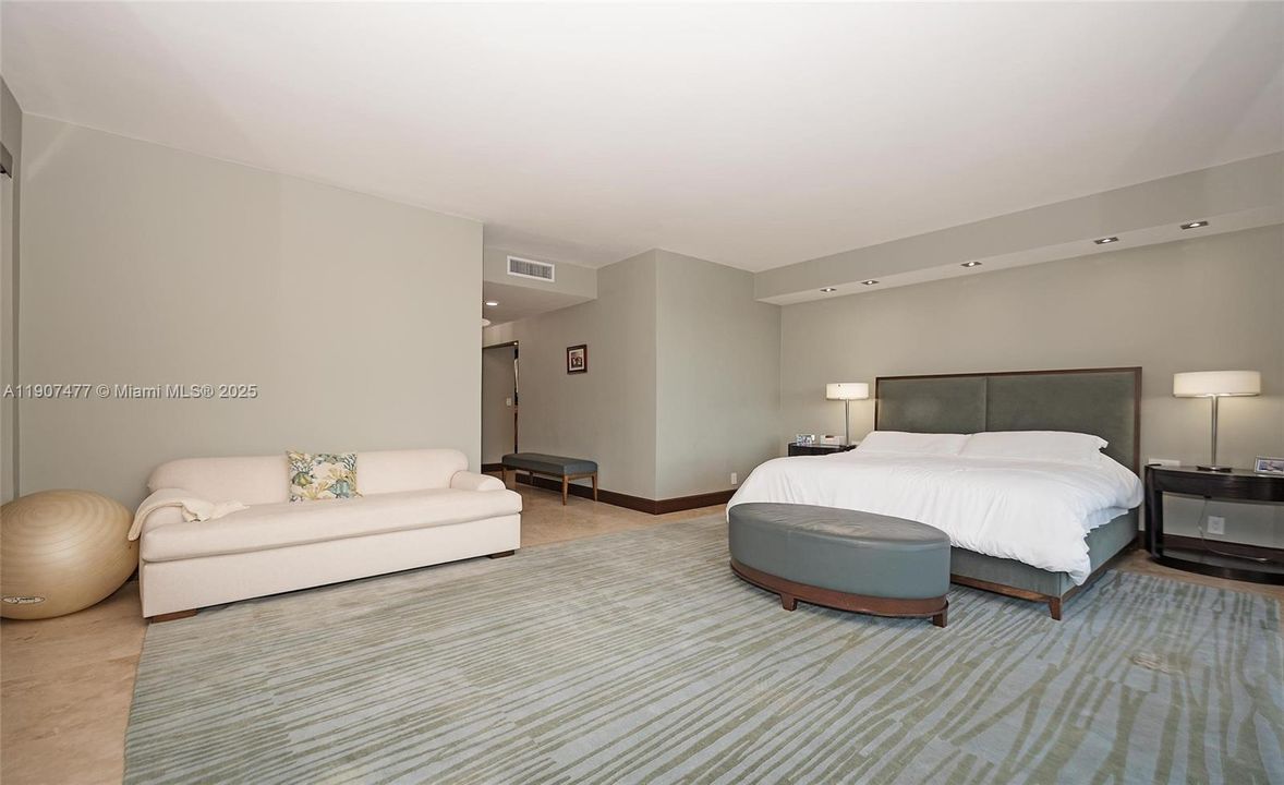 For Sale: $1,995,000 (4 beds, 4 baths, 3865 Square Feet)