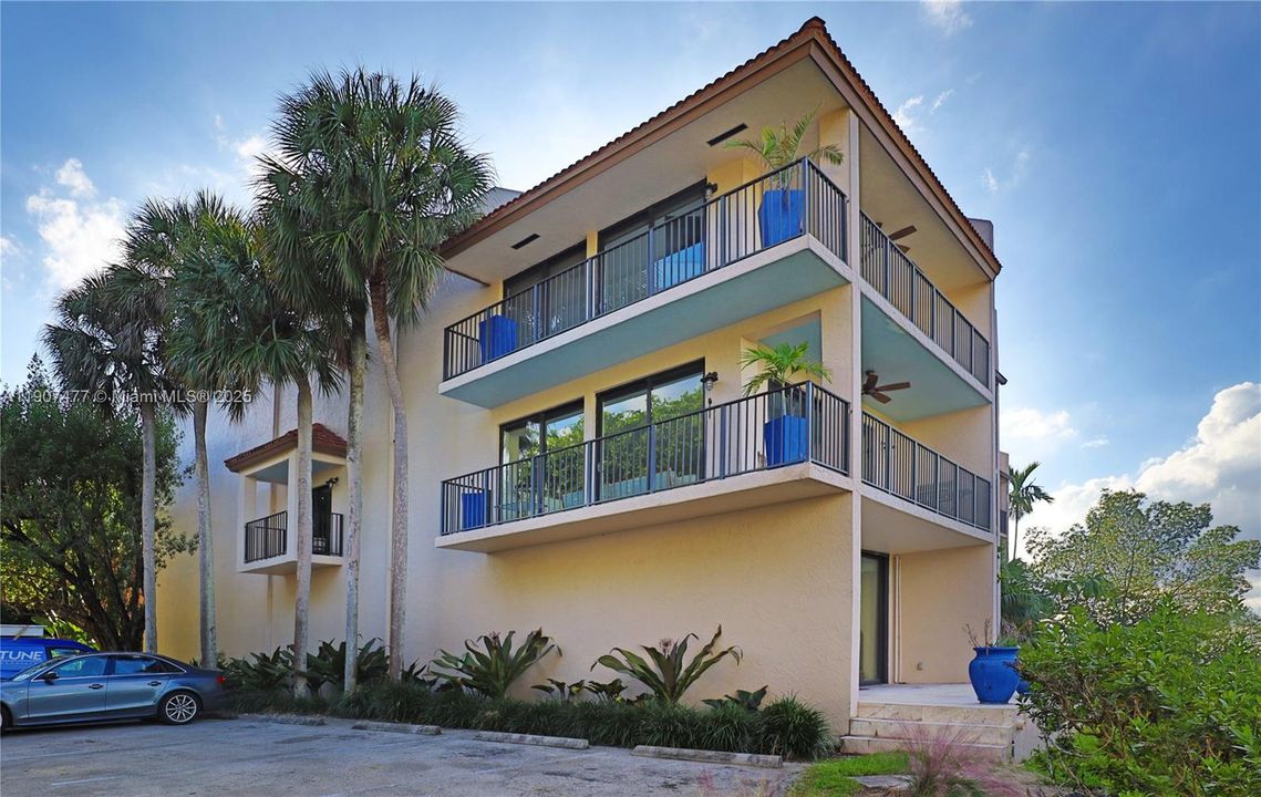 For Sale: $1,995,000 (4 beds, 4 baths, 3865 Square Feet)