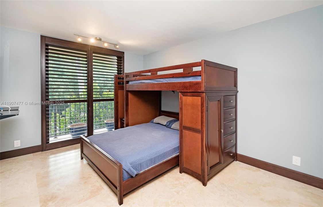 For Sale: $1,995,000 (4 beds, 4 baths, 3865 Square Feet)