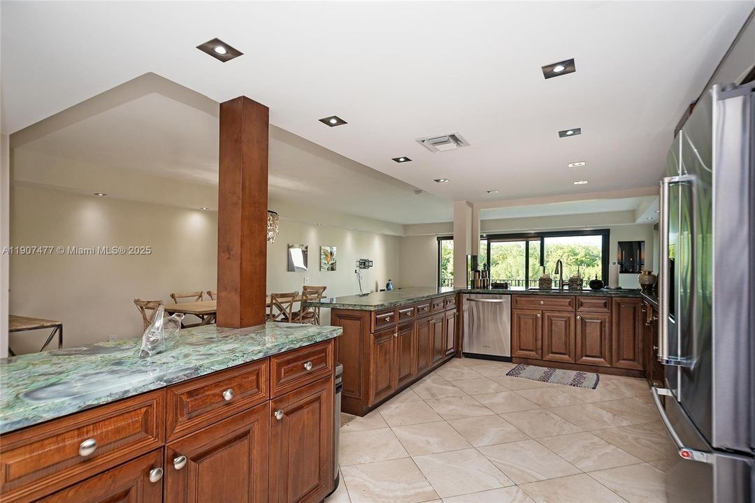 For Sale: $1,995,000 (4 beds, 4 baths, 3865 Square Feet)