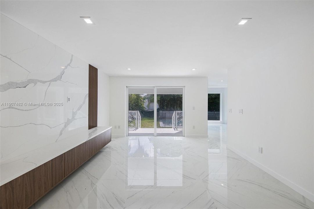 For Rent: $19,500 (4 beds, 3 baths, 2950 Square Feet)