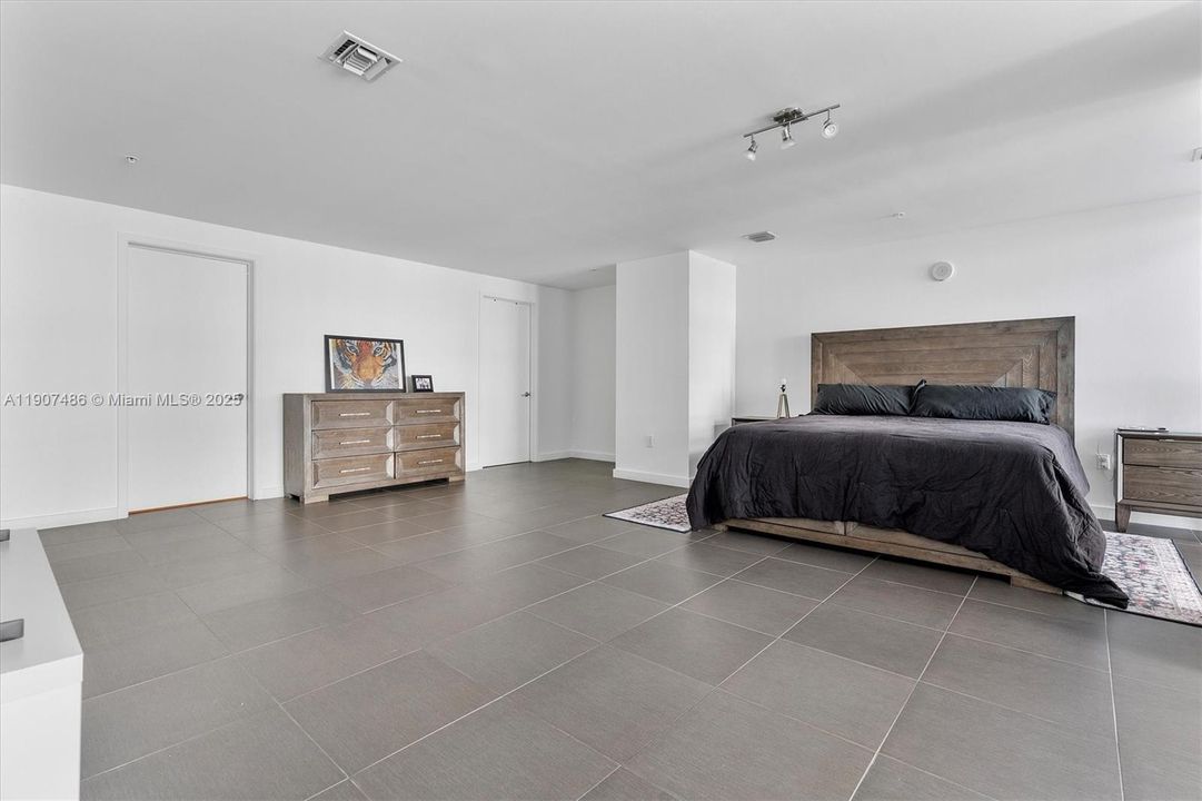 For Sale: $735,000 (2 beds, 1 baths, 1257 Square Feet)