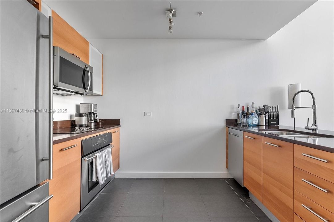 For Sale: $735,000 (2 beds, 1 baths, 1257 Square Feet)