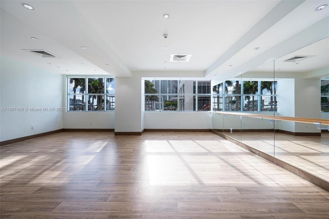 For Sale: $735,000 (2 beds, 1 baths, 1257 Square Feet)