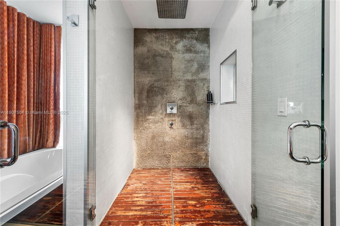 For Rent: $45,000 (7 beds, 6 baths, 6017 Square Feet)