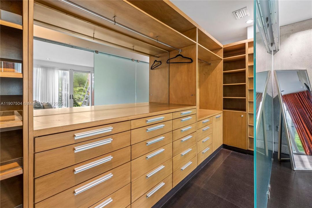 For Rent: $45,000 (7 beds, 6 baths, 6017 Square Feet)