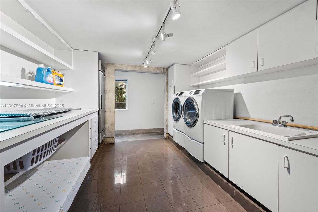 For Rent: $45,000 (7 beds, 6 baths, 6017 Square Feet)