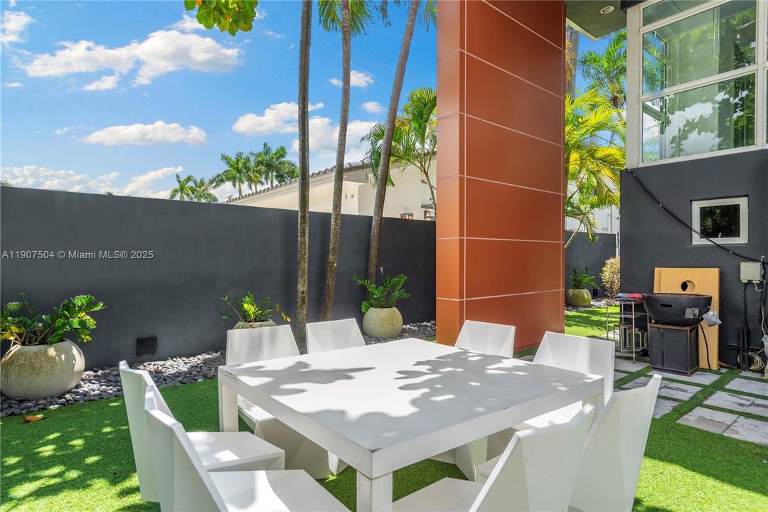 For Rent: $45,000 (7 beds, 6 baths, 6017 Square Feet)