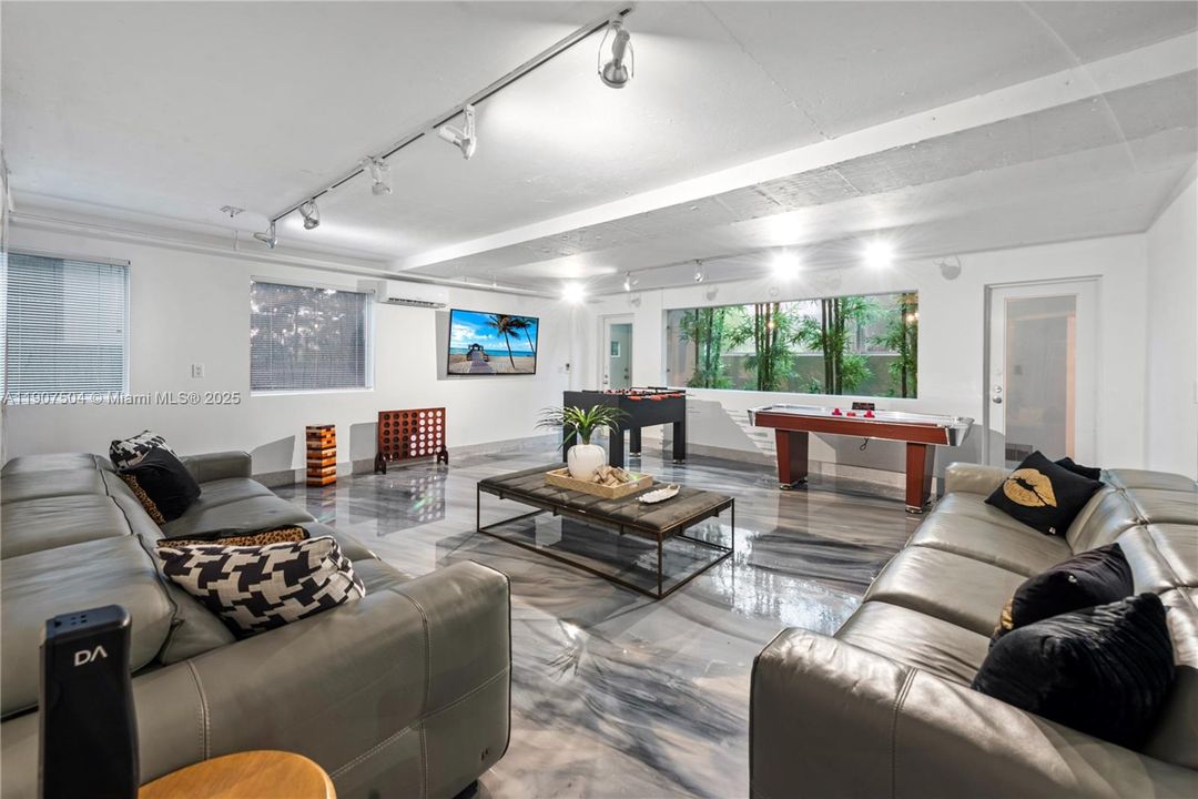 For Rent: $45,000 (7 beds, 6 baths, 6017 Square Feet)