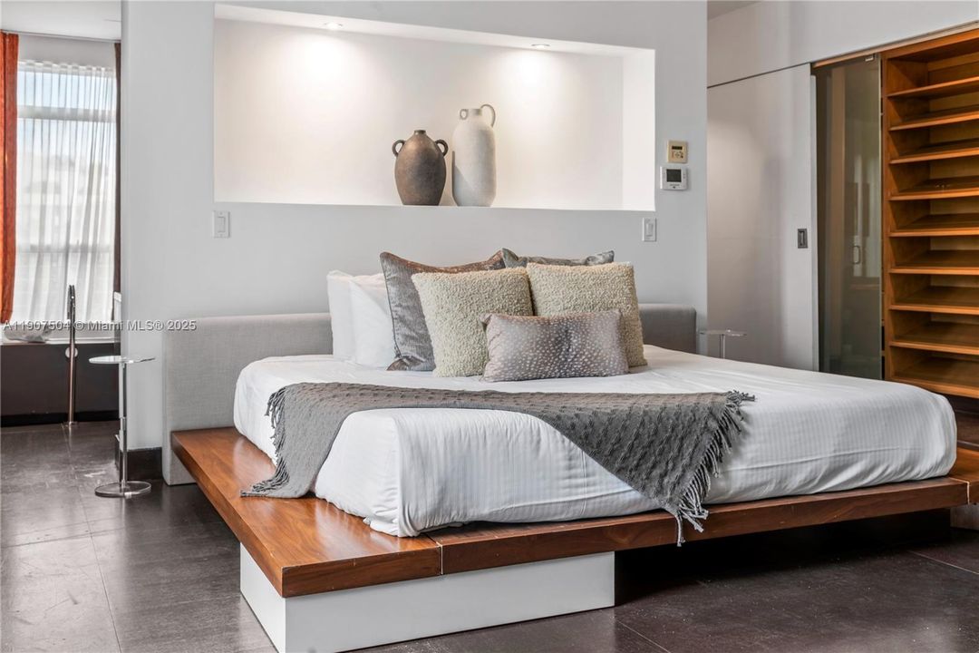 For Rent: $45,000 (7 beds, 6 baths, 6017 Square Feet)