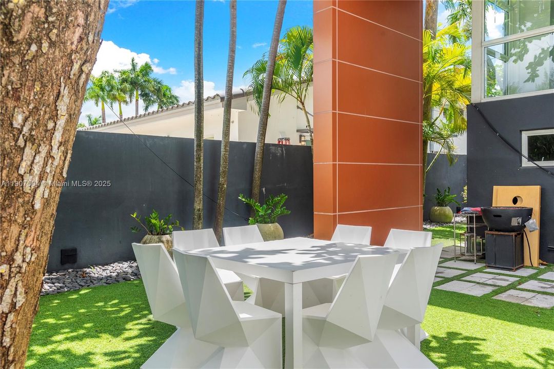 For Rent: $45,000 (7 beds, 6 baths, 6017 Square Feet)