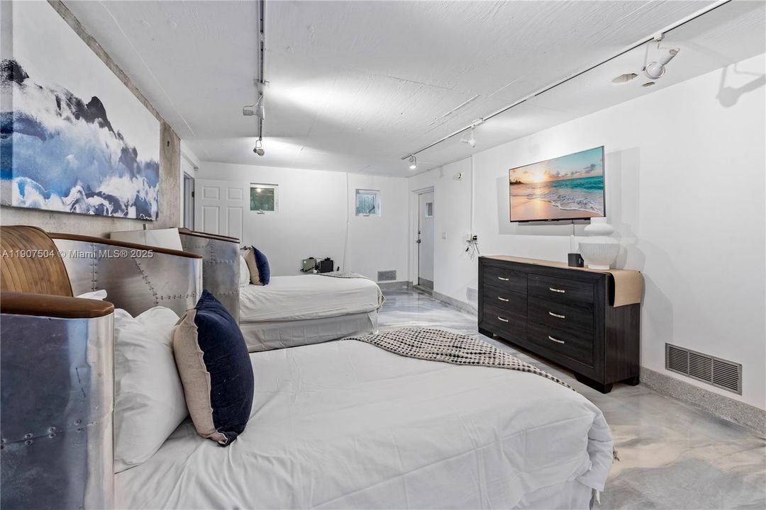 For Rent: $45,000 (7 beds, 6 baths, 6017 Square Feet)