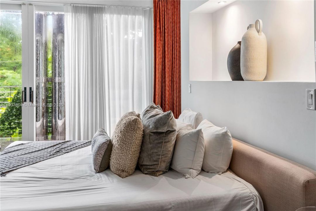 For Rent: $45,000 (7 beds, 6 baths, 6017 Square Feet)