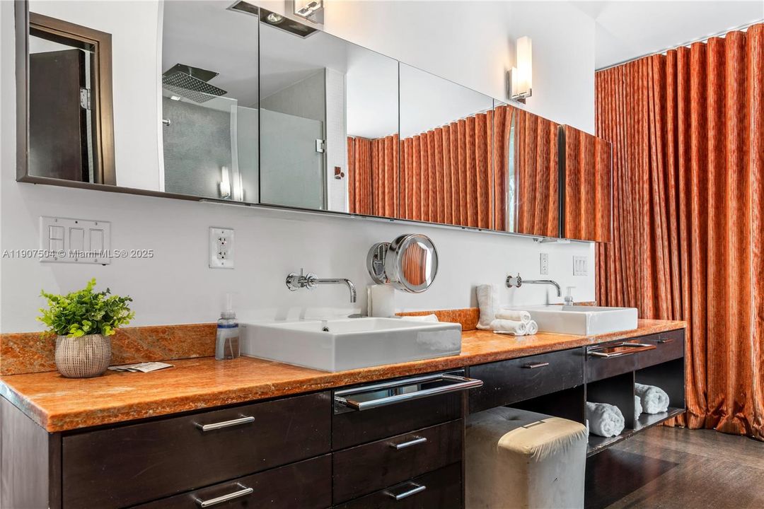 For Rent: $45,000 (7 beds, 6 baths, 6017 Square Feet)