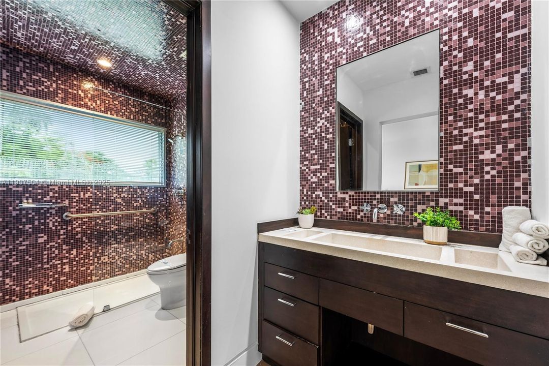 For Rent: $45,000 (7 beds, 6 baths, 6017 Square Feet)