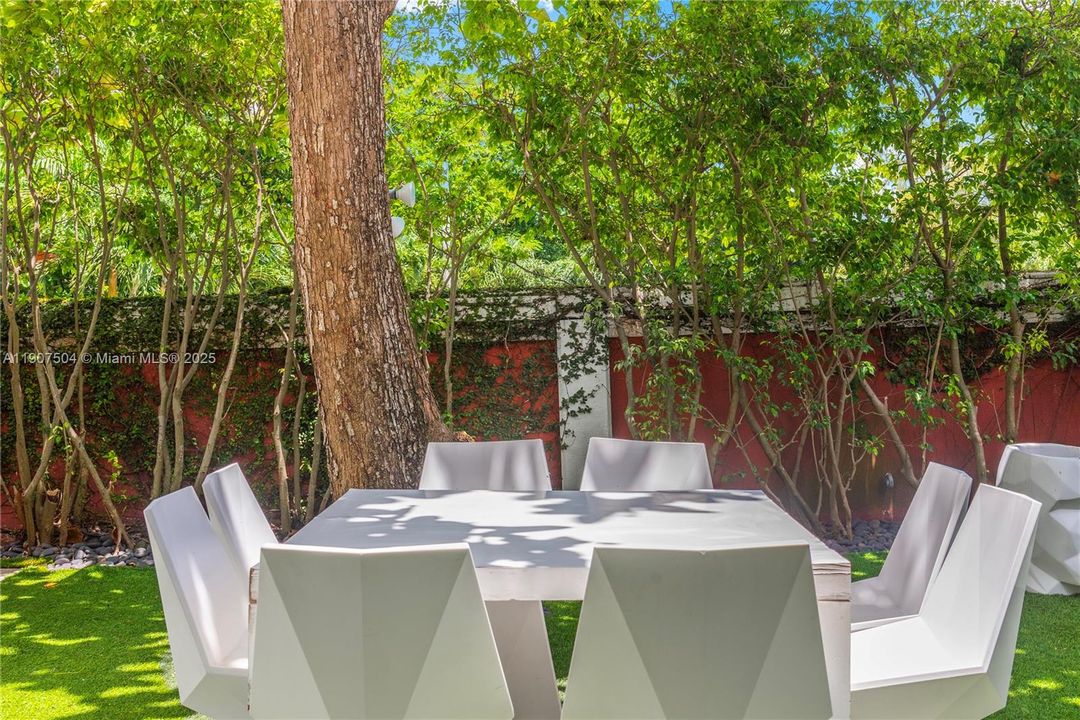 For Rent: $45,000 (7 beds, 6 baths, 6017 Square Feet)